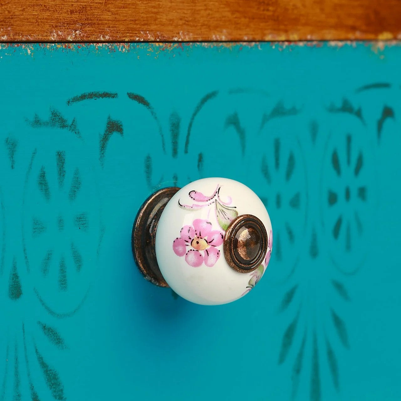 Boîte ancienne avec poignée en céramique