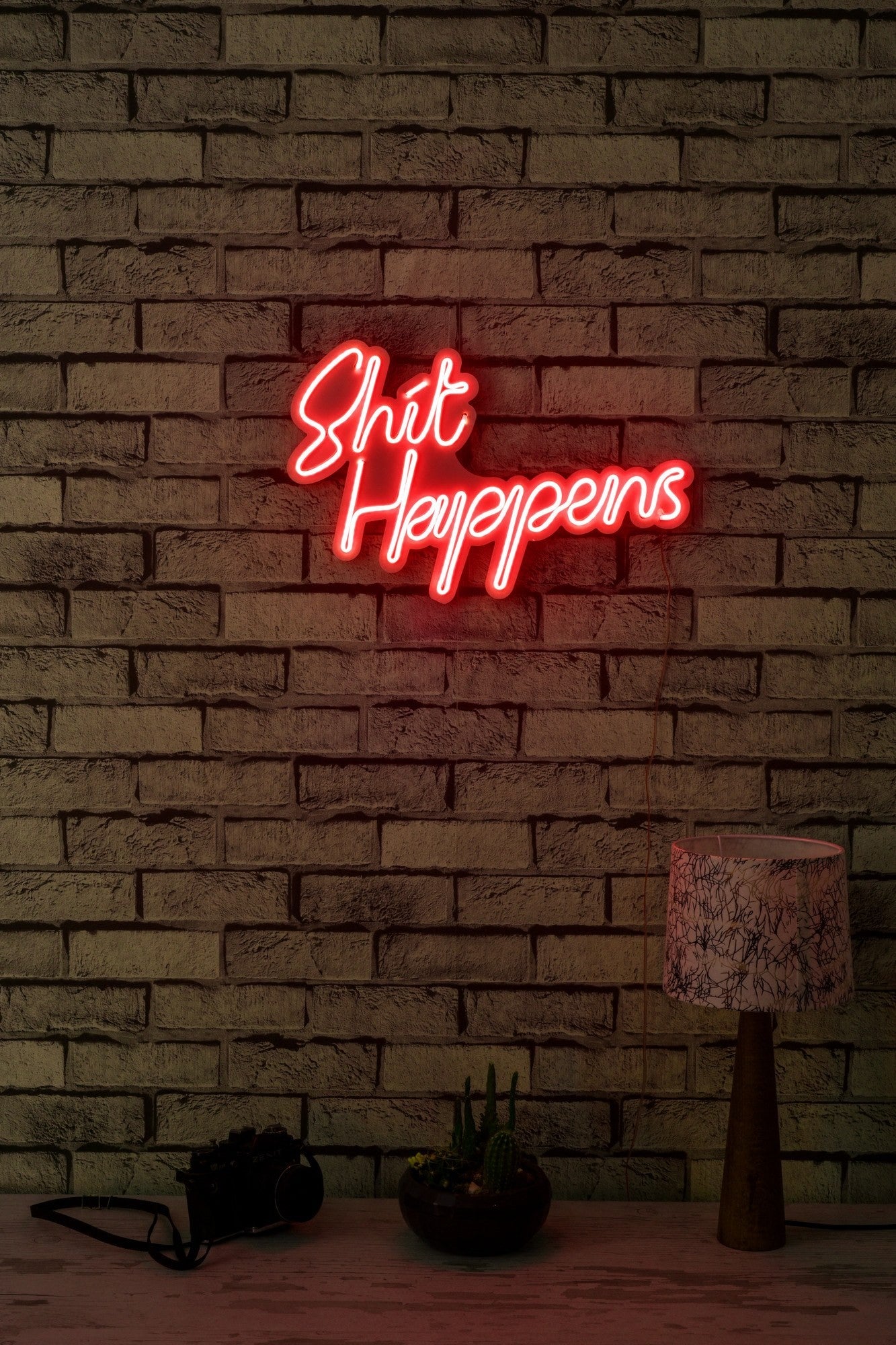 Éclairage LED en plastique décoratif Shit Happens - Red