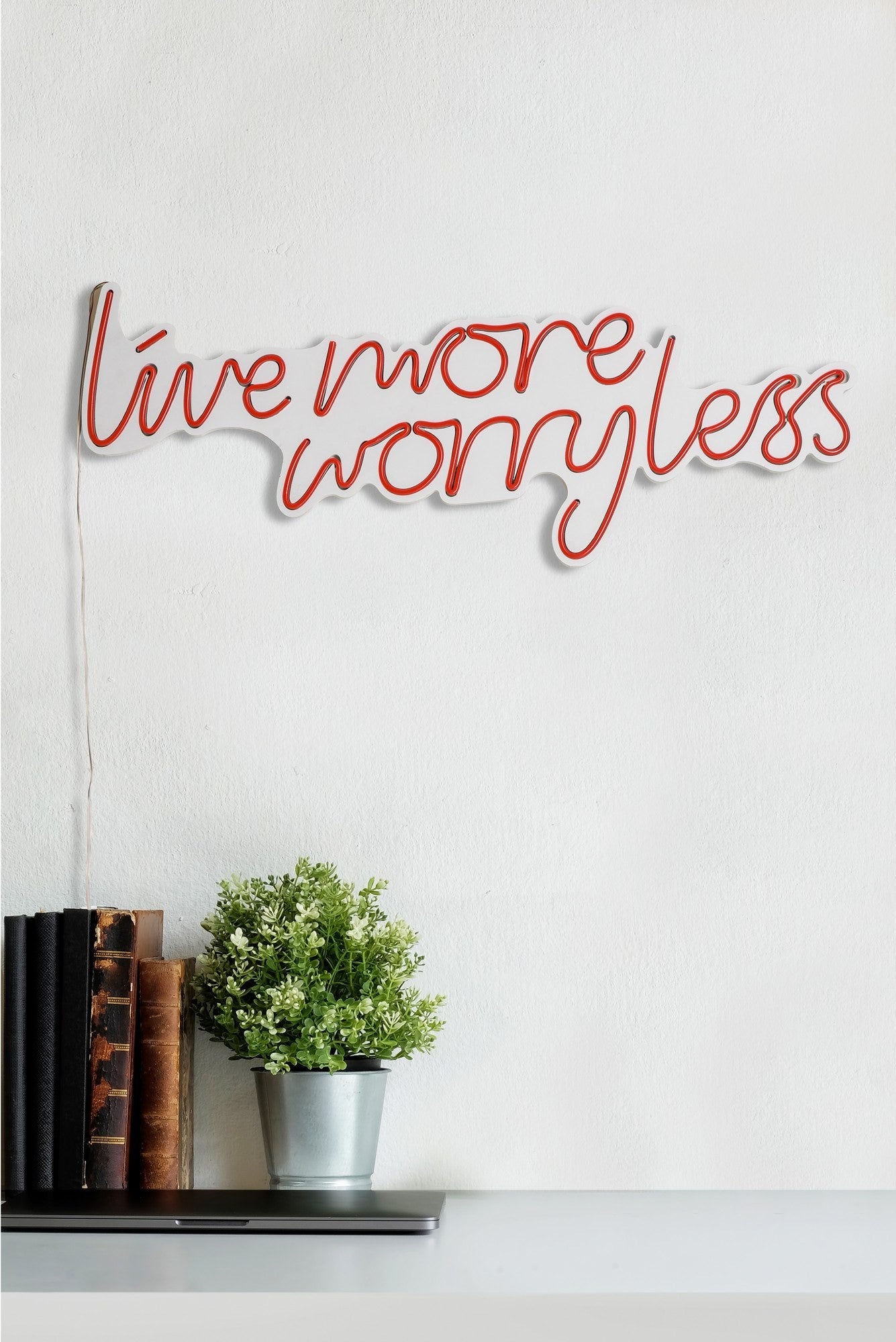 Éclairage LED en plastique décoratif Live More Worry Less - Red