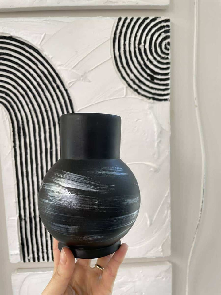 Pudgy noir vase