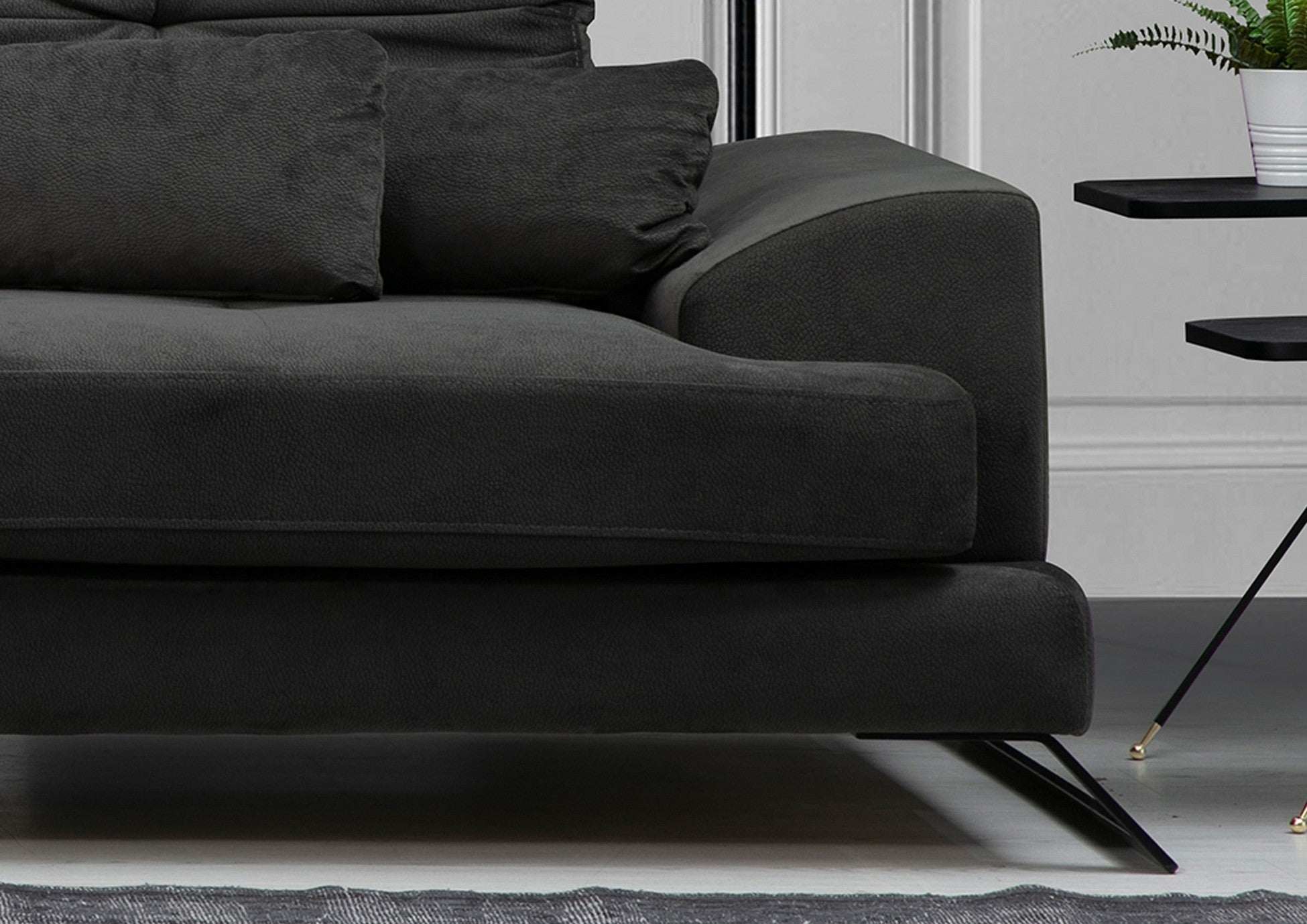 Canapé d'angle gauche velours anthracite avec têtières relevables et pieds metal noir Briko 308cm