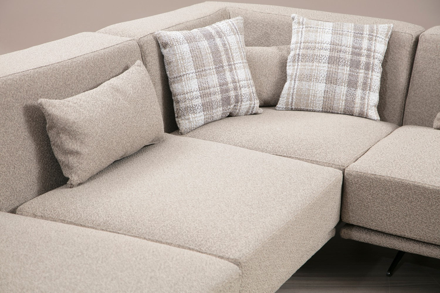 Canapé d'angle à gauche avec pouf et 3 coussins Ravina Tissu Beige