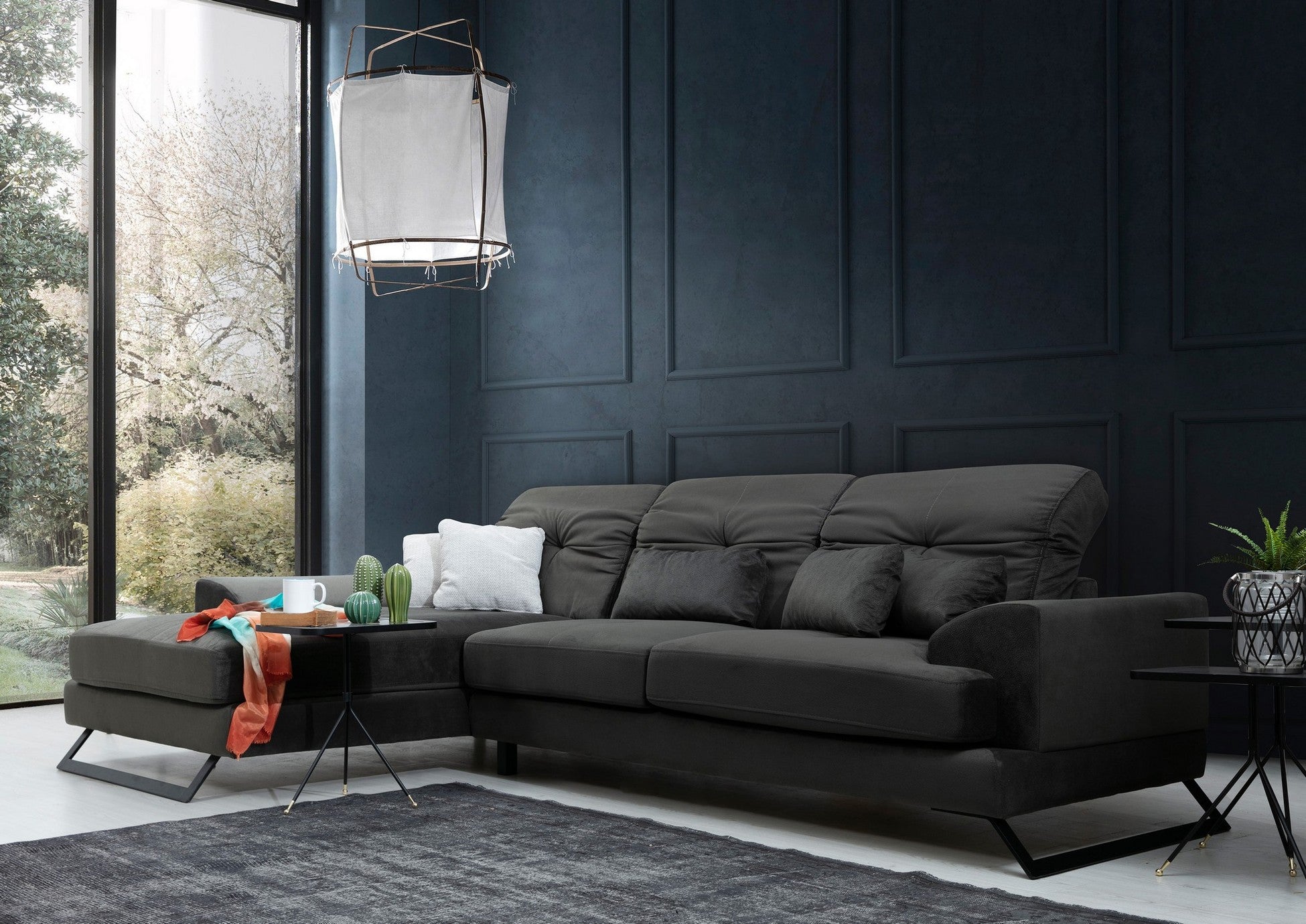 Canapé d'angle gauche velours anthracite avec têtières relevables et pieds metal noir Briko 308cm