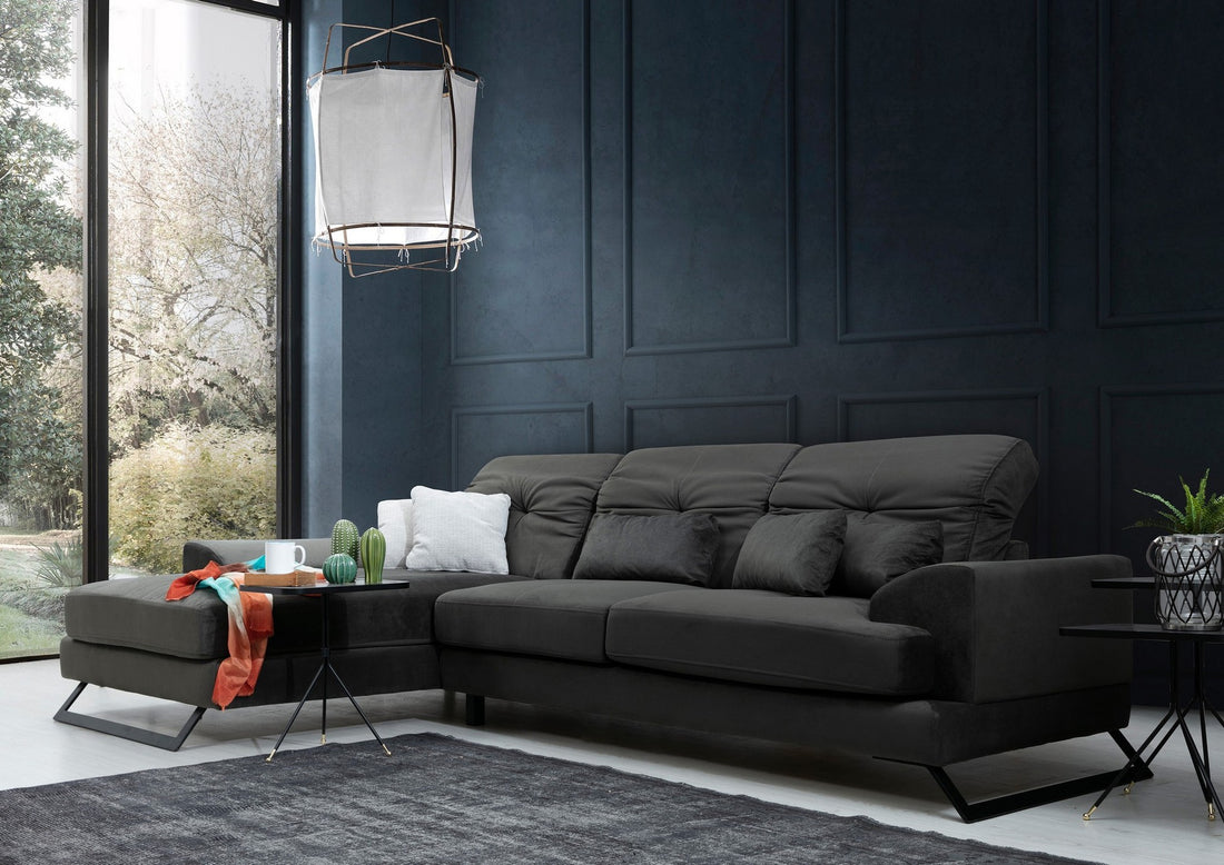 Canapé d'angle gauche velours anthracite avec têtières relevables et pieds metal noir Briko 308cm