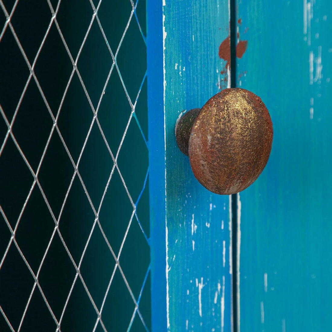Aqua Bois vintage vitrine