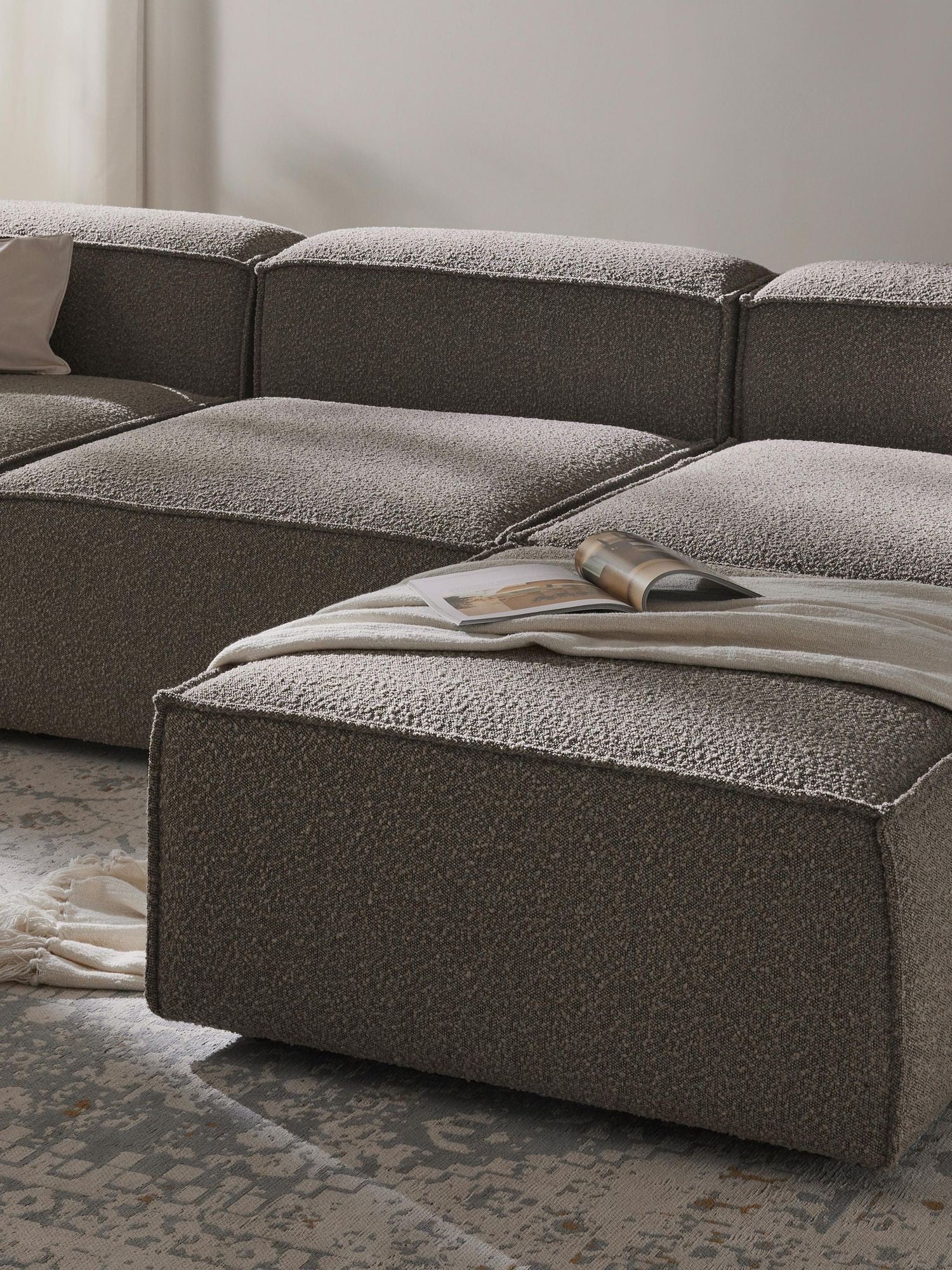 Canapé modulable 4 places en tissu bouclé avec pouf Frida