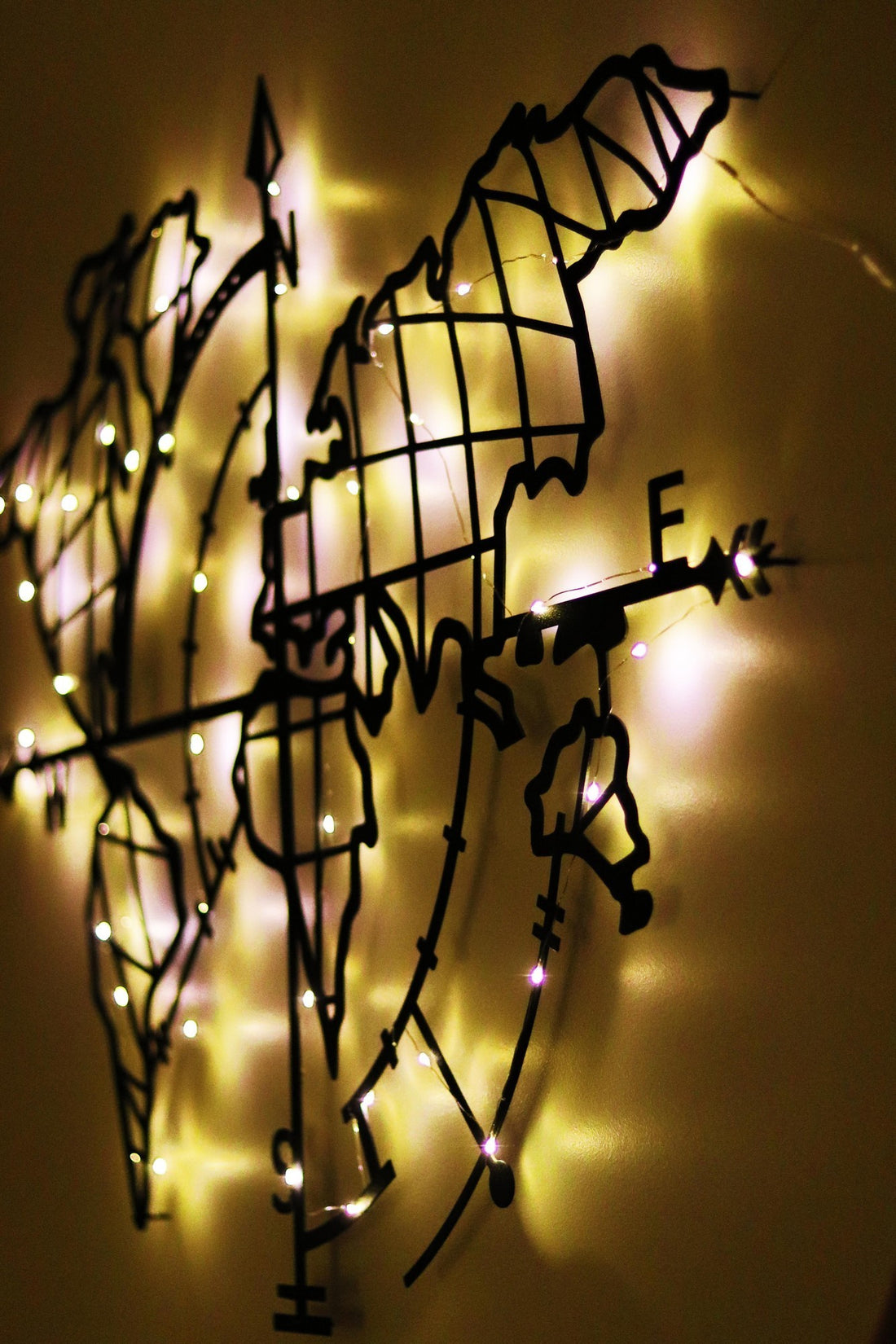 Accessoire mural en métal décoratif World Map Compass Led - Black