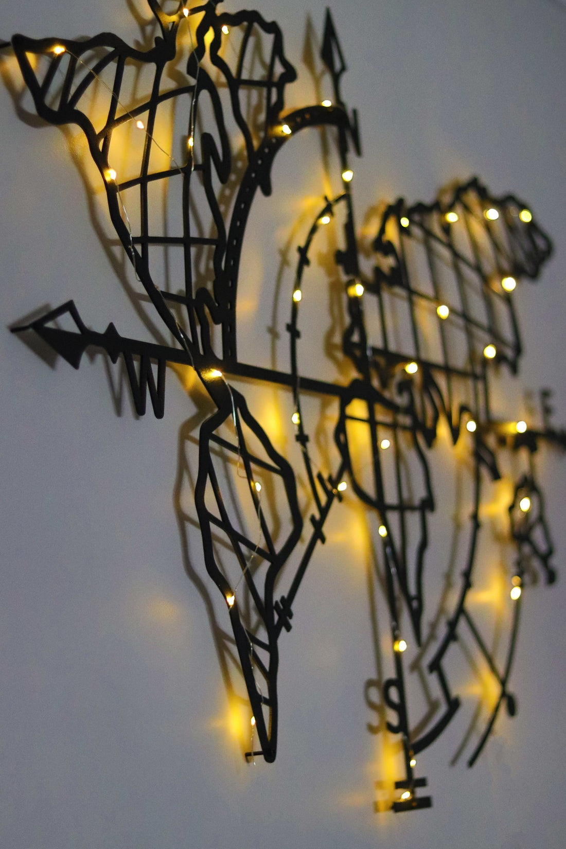 Accessoire mural en métal décoratif World Map Compass Led - Black