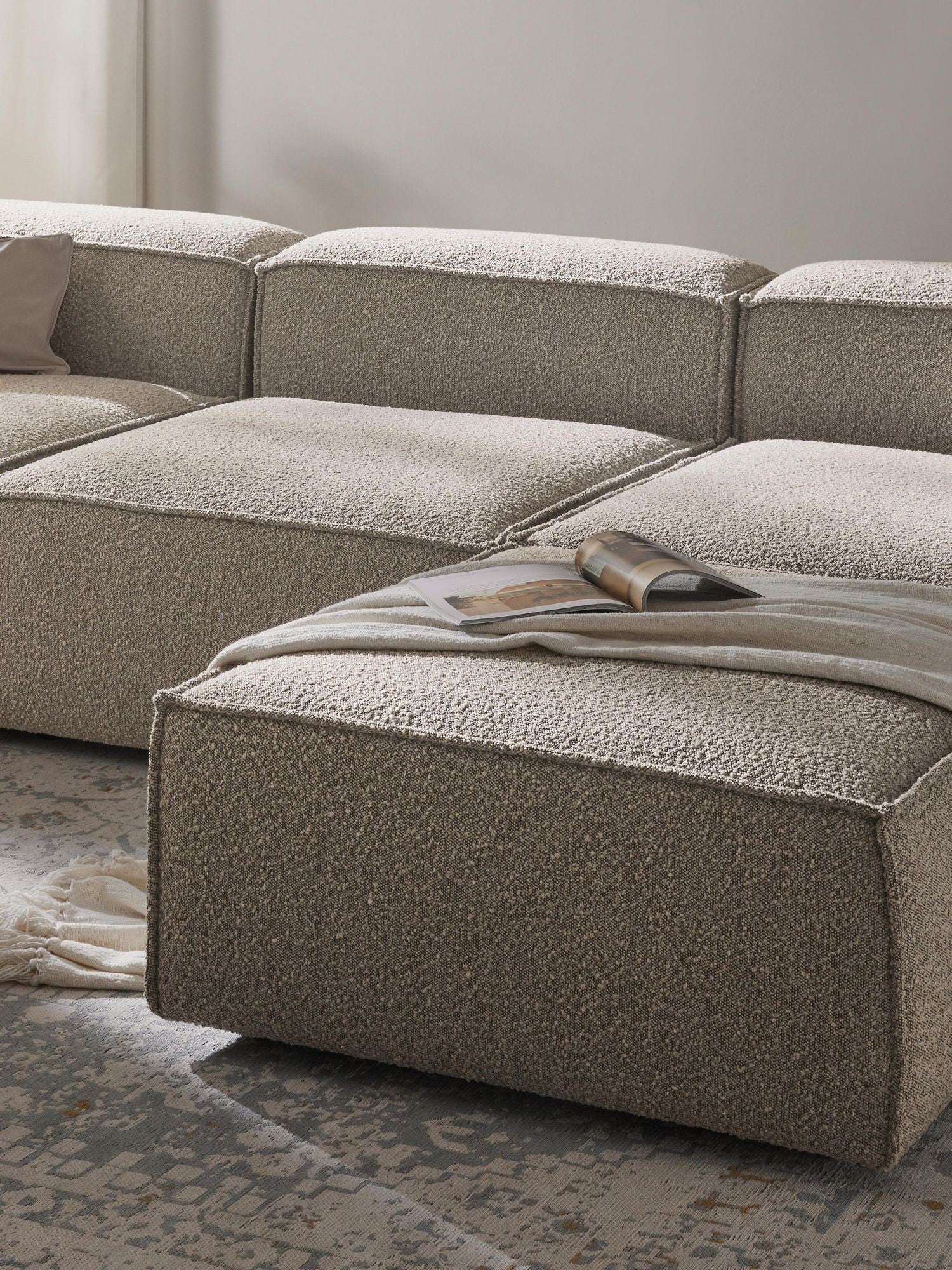 Canapé modulable 4 places en tissu bouclé avec pouf Frida