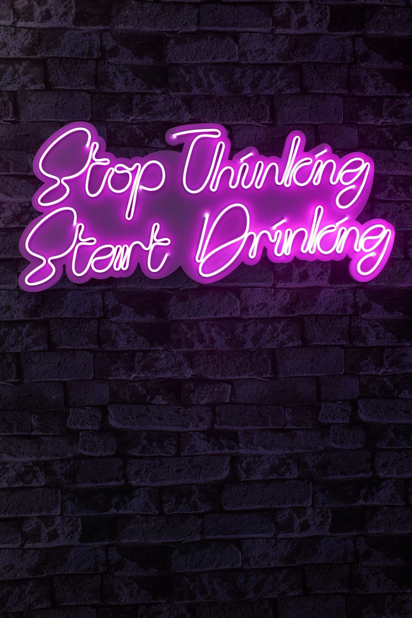Éclairage LED en plastique décoratif Stop Thinking Start Drinking - Pink