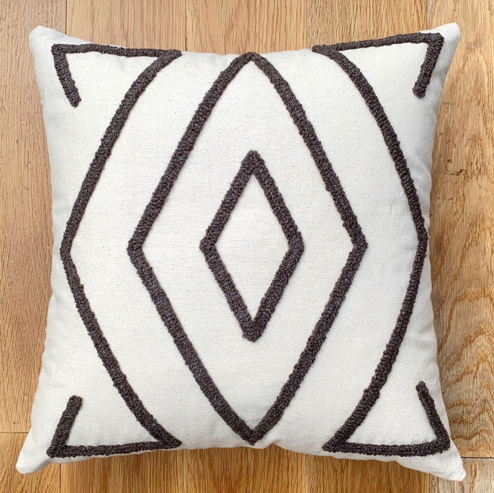 Coussin Enlil Organic Woven Punch Pillow With İnsert