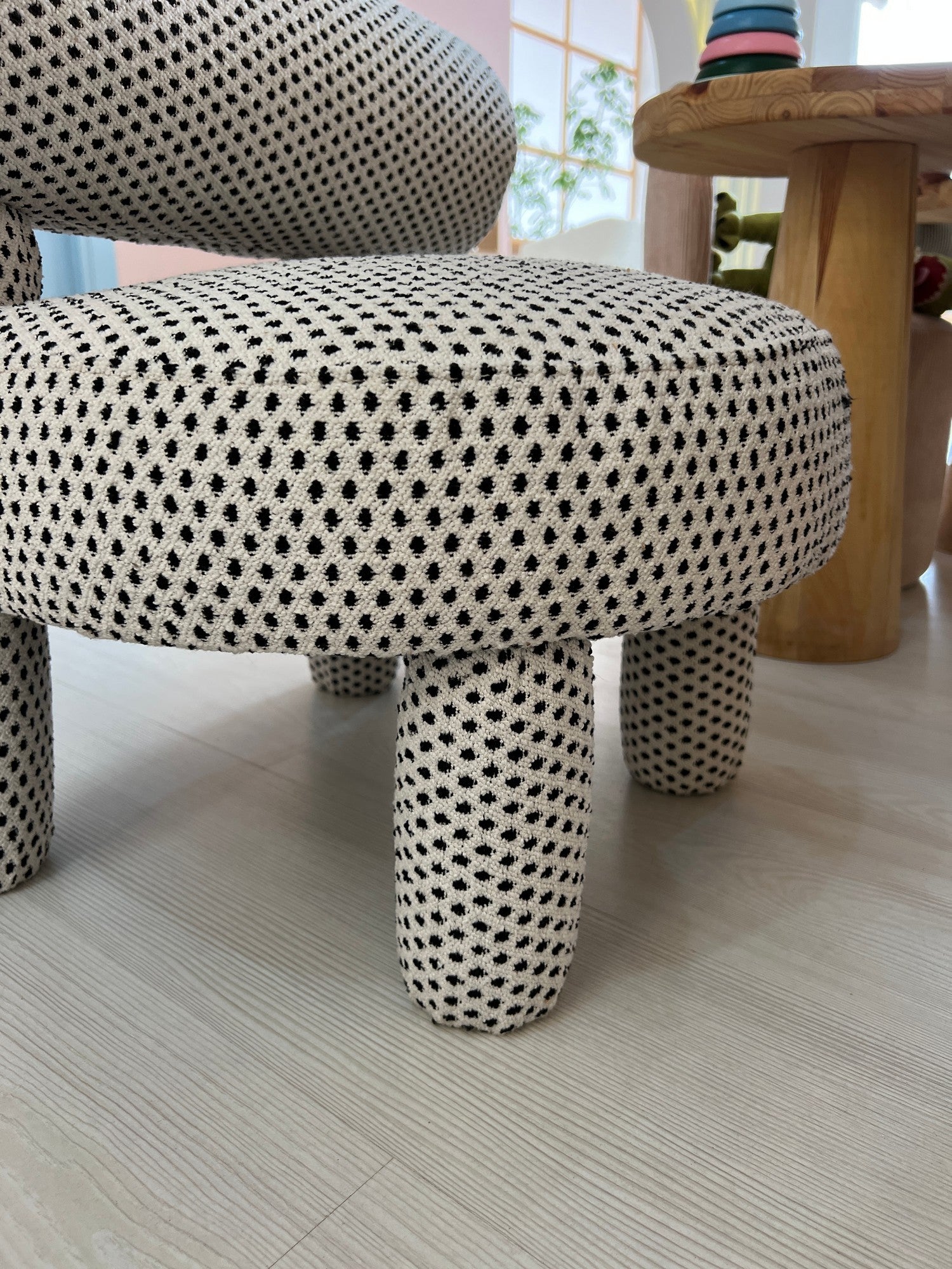 Pouf Design pour enfant Rolino D39cm Bois massif et Tissu bouclette Motif à pois Noir et Blanc