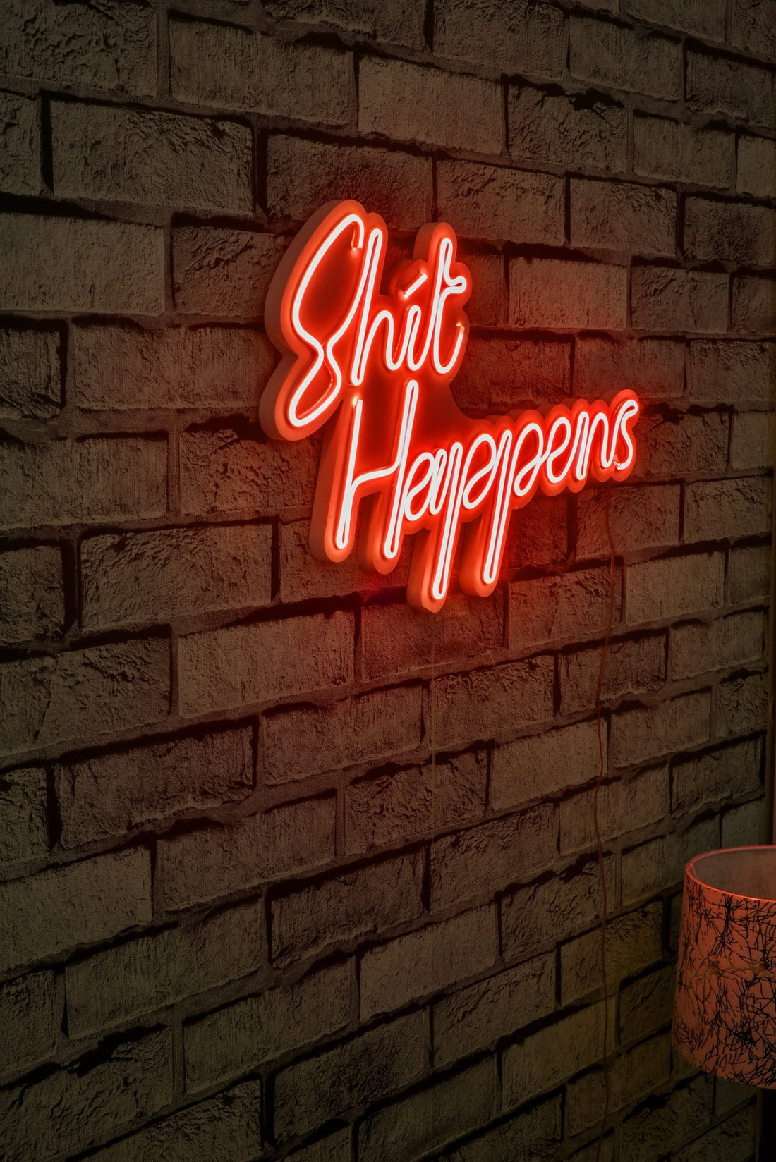 Éclairage LED en plastique décoratif Shit Happens - Red