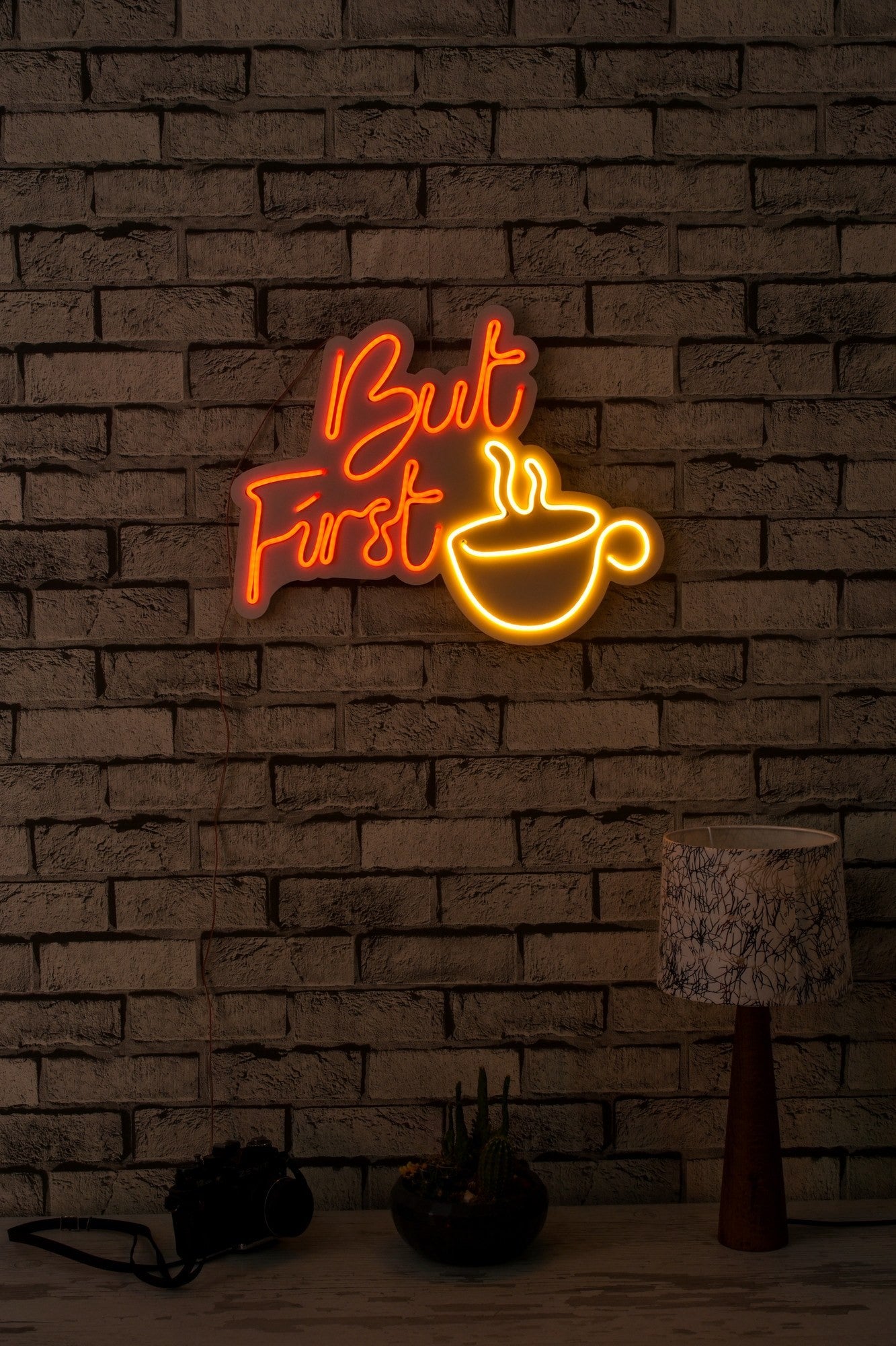 Éclairage LED en plastique décoratif But First Coffee - Red
Yellow