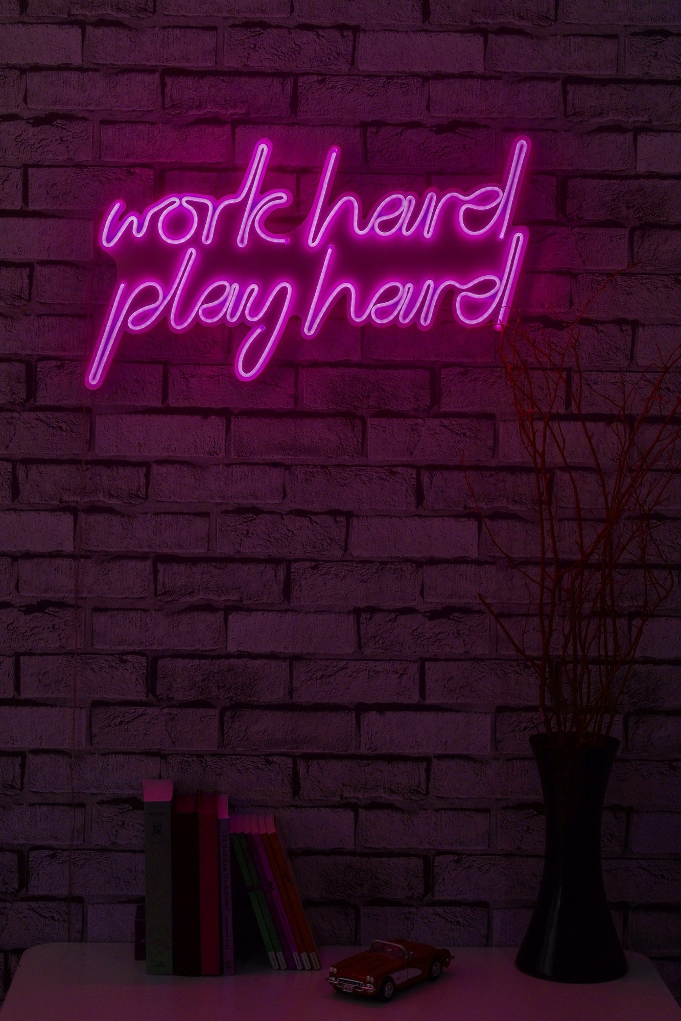 Éclairage LED en plastique décoratif Work Hard Play Hard - Pink