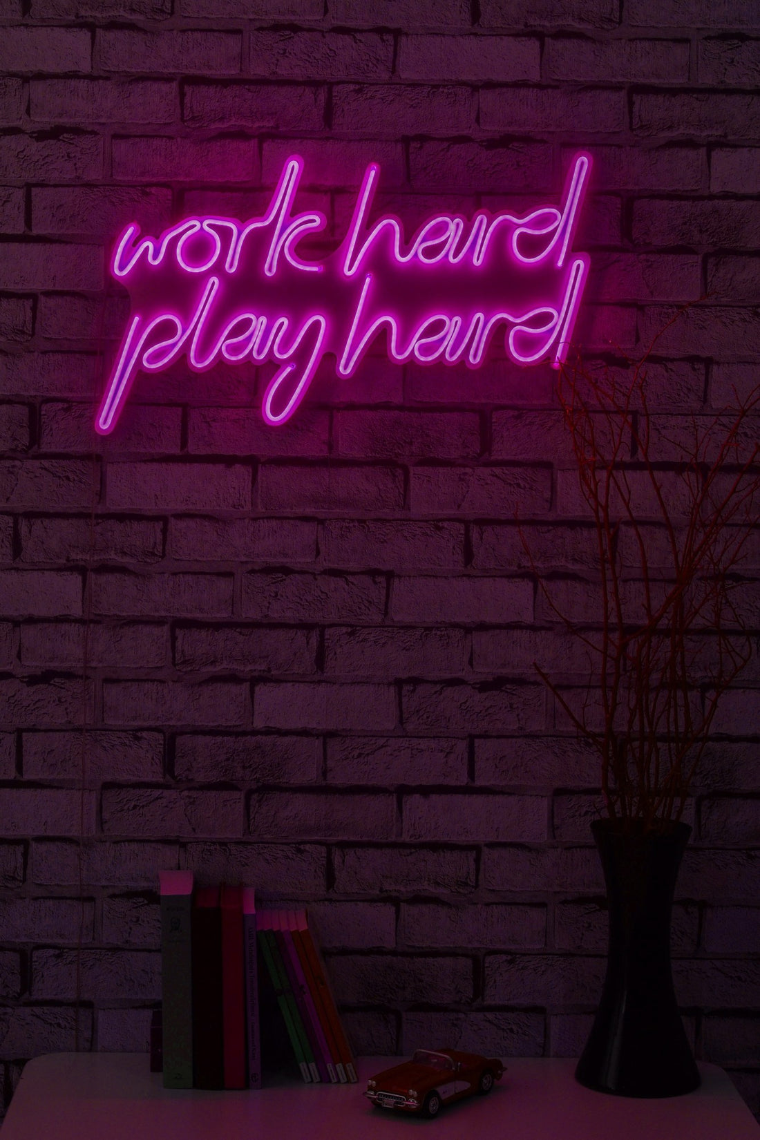 Éclairage LED en plastique décoratif Work Hard Play Hard - Pink