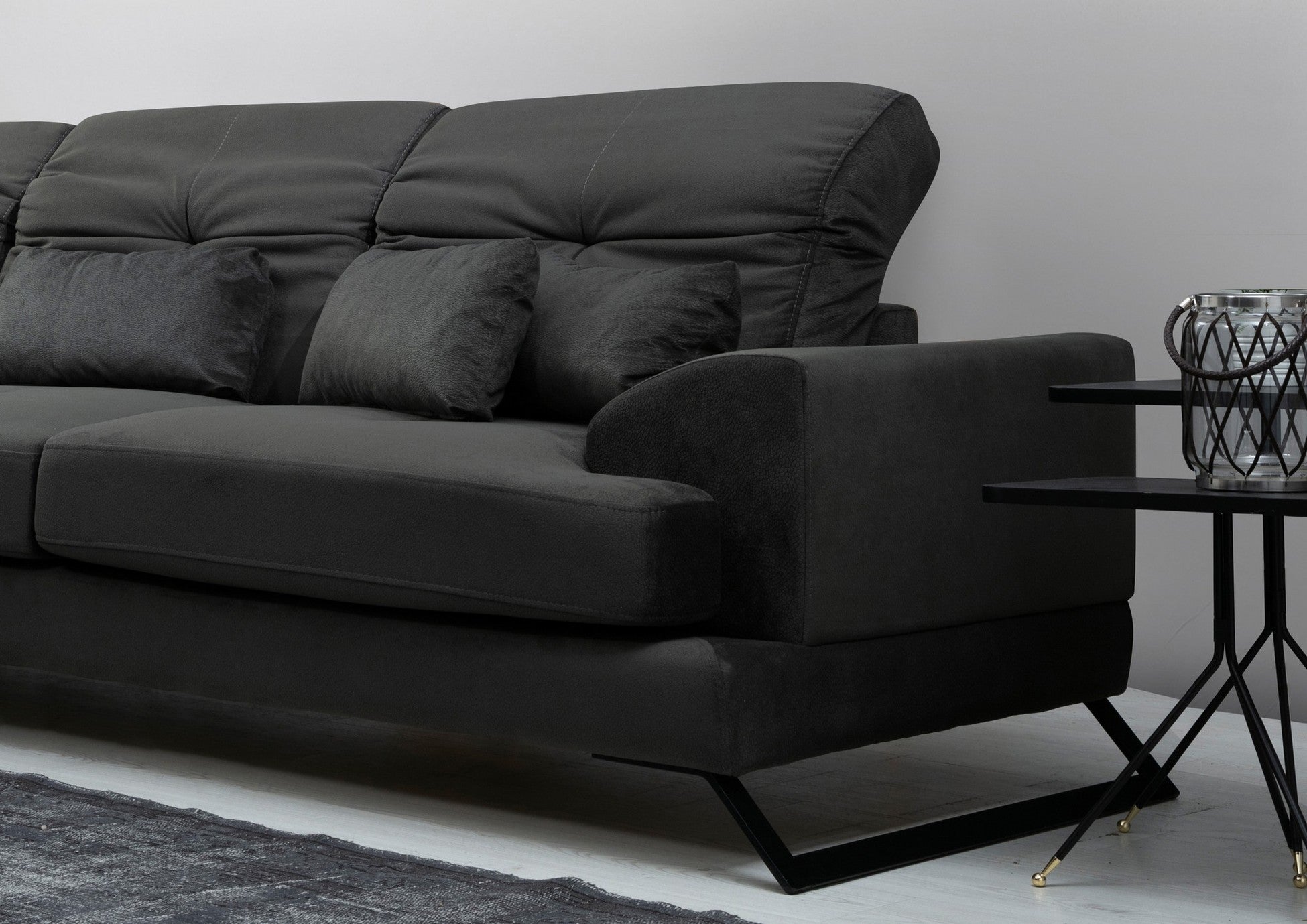 Canapé d'angle gauche velours anthracite avec têtières relevables et pieds metal noir Briko 308cm