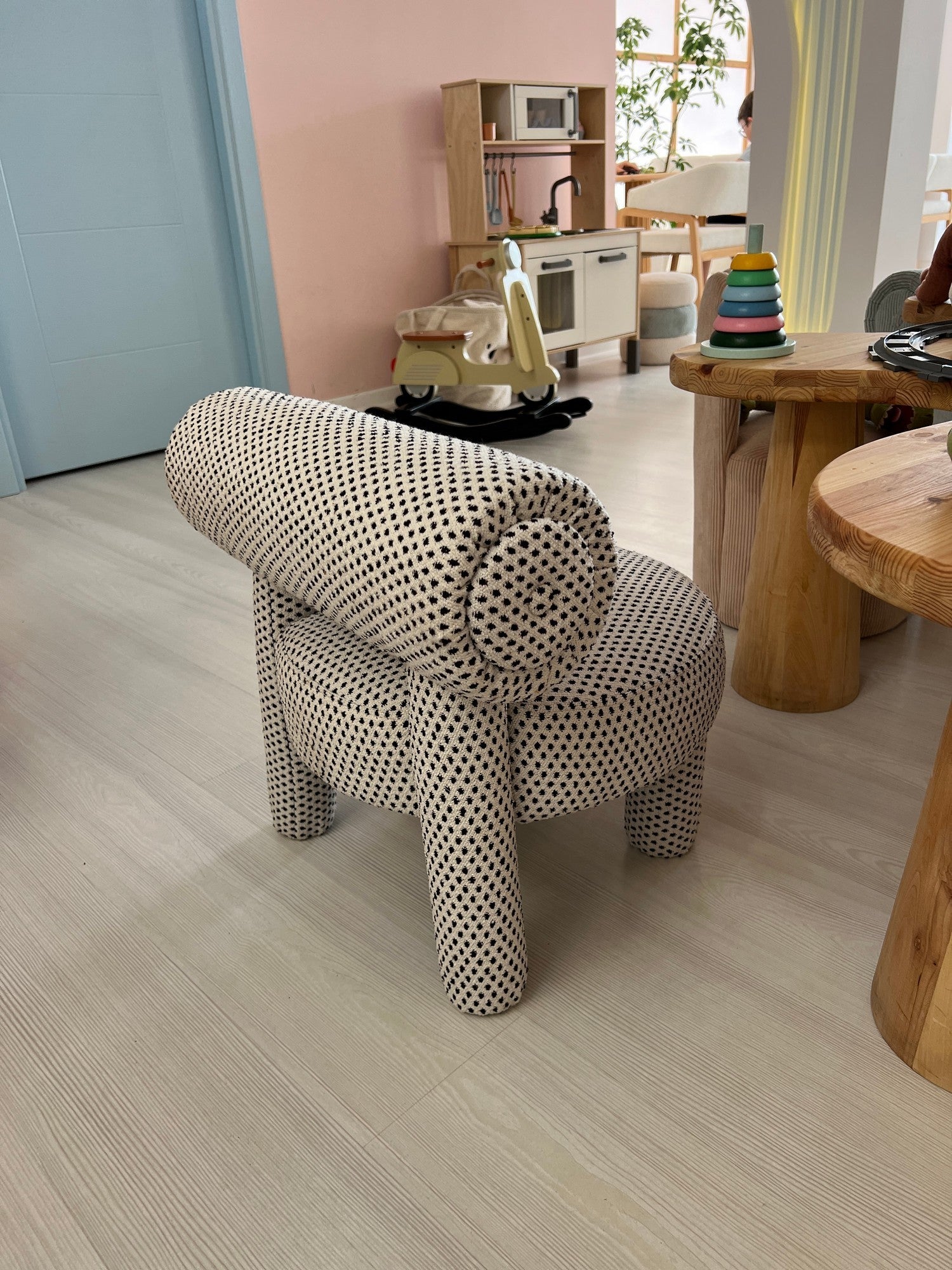 Pouf Design pour enfant Rolino D39cm Bois massif et Tissu bouclette Motif à pois Noir et Blanc