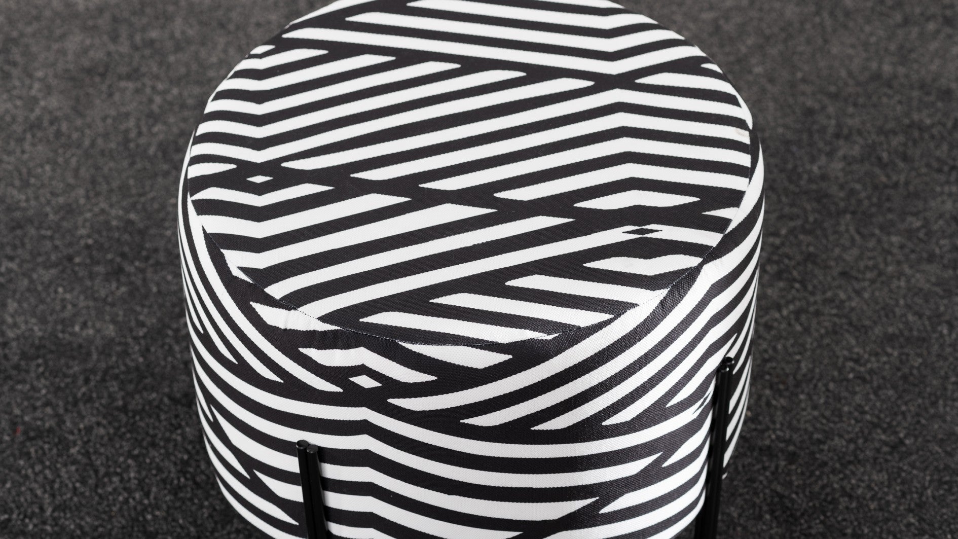 Tuffet Flow - Black, White