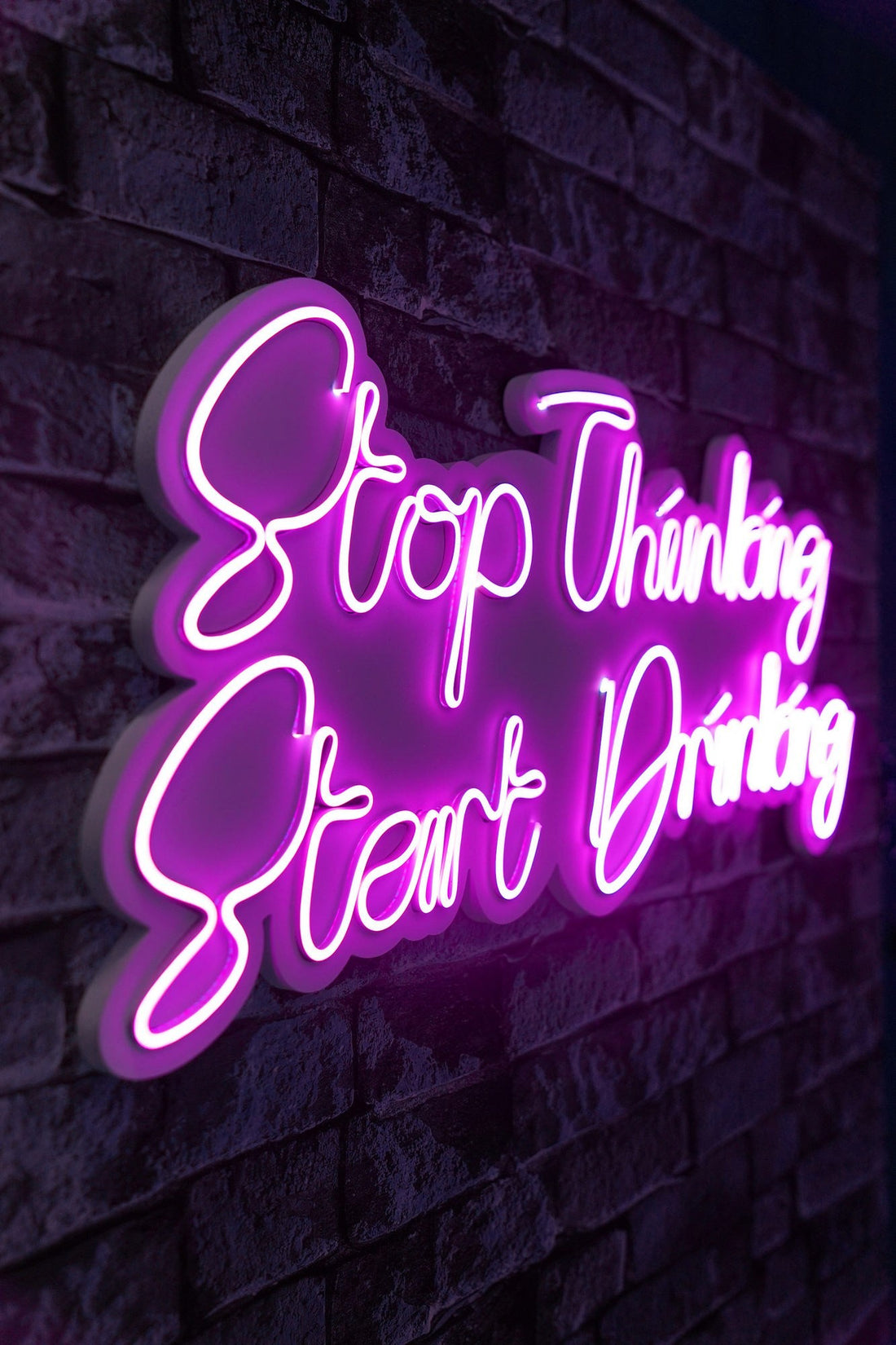 Éclairage LED en plastique décoratif Stop Thinking Start Drinking - Pink
